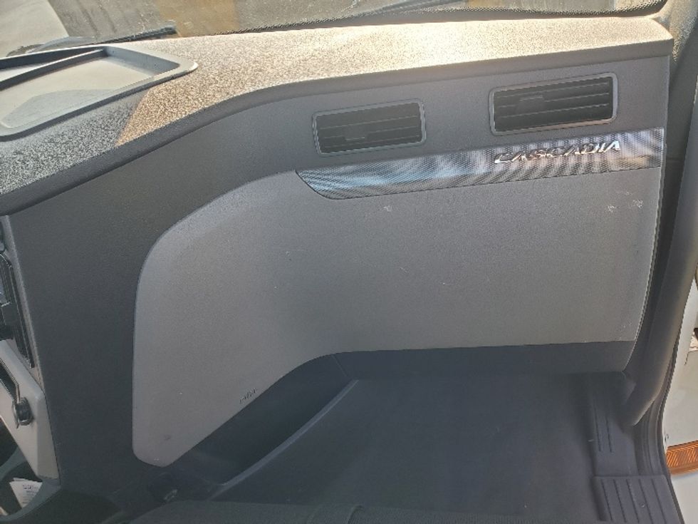 Day Cab Tractor-Heavy Duty Tractors-Freightliner-2020-T12664ST-White Deer-PA-640,281\n\t\tmiles-$ 28,750 - Image 13