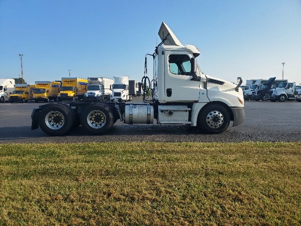 Day Cab Tractor-Heavy Duty Tractors-Freightliner-2020-T12664ST-White Deer-PA-640,281\n\t\tmiles-$ 28,750 - Image 8
