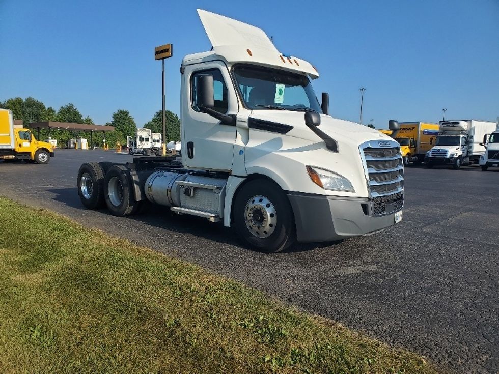 Day Cab Tractor-Heavy Duty Tractors-Freightliner-2020-T12664ST-White Deer-PA-656,504\n\t\tmiles-$ 28,750 - Image 1