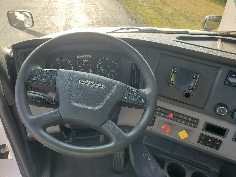 Day Cab Tractor-Heavy Duty Tractors-Freightliner-2020-T12664ST-White Deer-PA-656,504\n\t\tmiles-$ 28,750 - Image 11