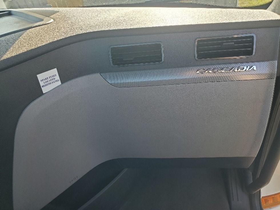 Day Cab Tractor-Heavy Duty Tractors-Freightliner-2020-T12664ST-White Deer-PA-656,504\n\t\tmiles-$ 28,750 - Image 13