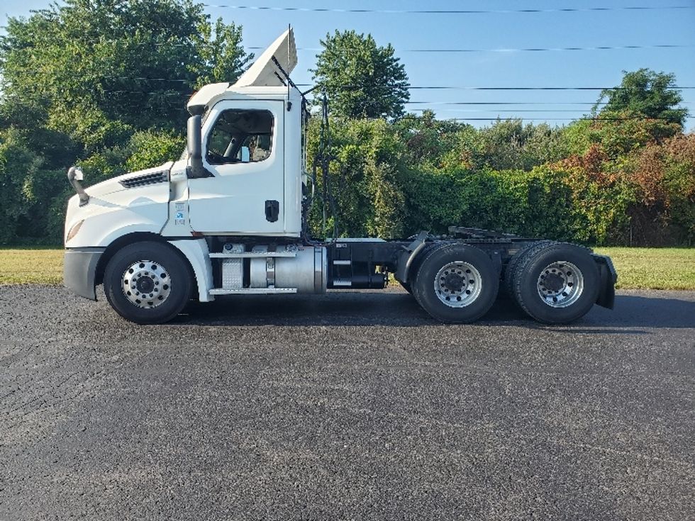 Day Cab Tractor-Heavy Duty Tractors-Freightliner-2020-T12664ST-White Deer-PA-656,504\n\t\tmiles-$ 28,750 - Image 4