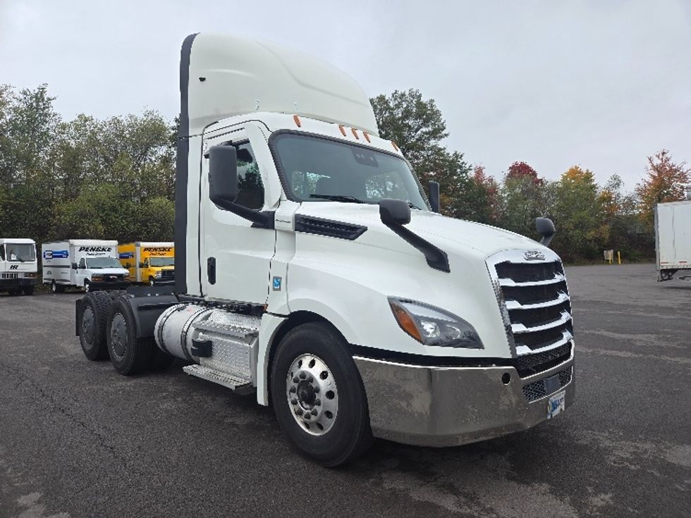 Day Cab Tractor-Heavy Duty Tractors-Freightliner-2020-T12664ST-White Deer-PA-692,006\n\t\tmiles-$ 30,750 - Image 1