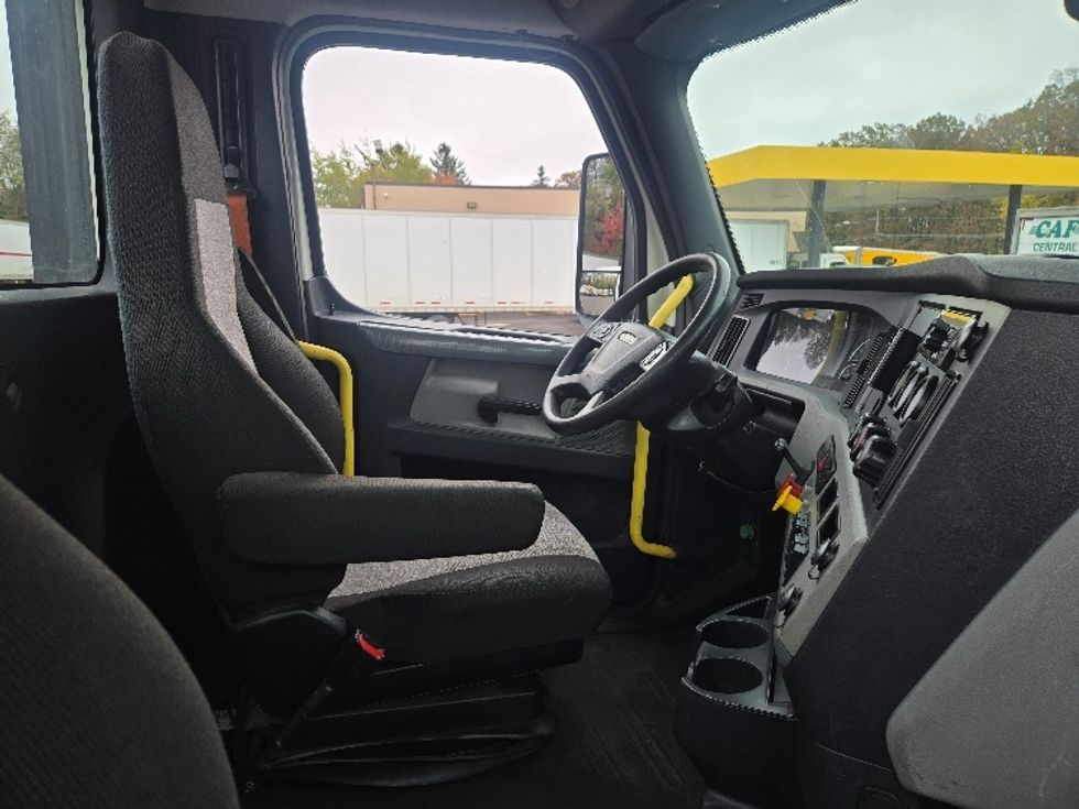 Day Cab Tractor-Heavy Duty Tractors-Freightliner-2020-T12664ST-White Deer-PA-692,006\n\t\tmiles-$ 30,750 - Image 12