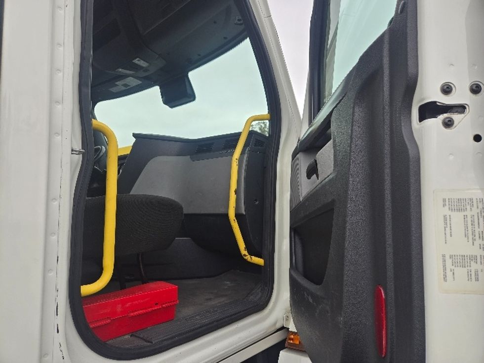 Day Cab Tractor-Heavy Duty Tractors-Freightliner-2020-T12664ST-White Deer-PA-692,006\n\t\tmiles-$ 30,750 - Image 15