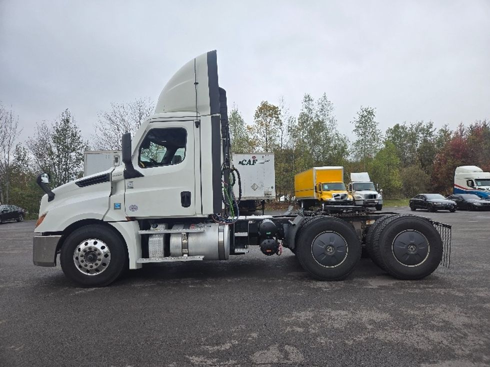 Day Cab Tractor-Heavy Duty Tractors-Freightliner-2020-T12664ST-White Deer-PA-692,006\n\t\tmiles-$ 30,750 - Image 4