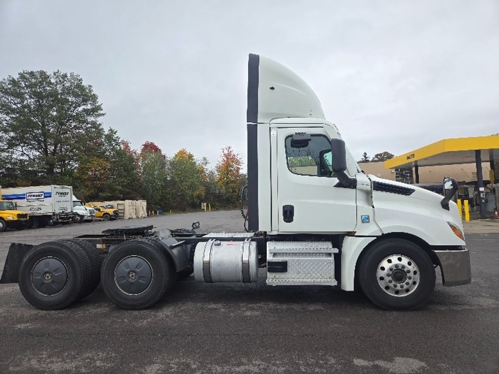 Day Cab Tractor-Heavy Duty Tractors-Freightliner-2020-T12664ST-White Deer-PA-692,006\n\t\tmiles-$ 30,750 - Image 8