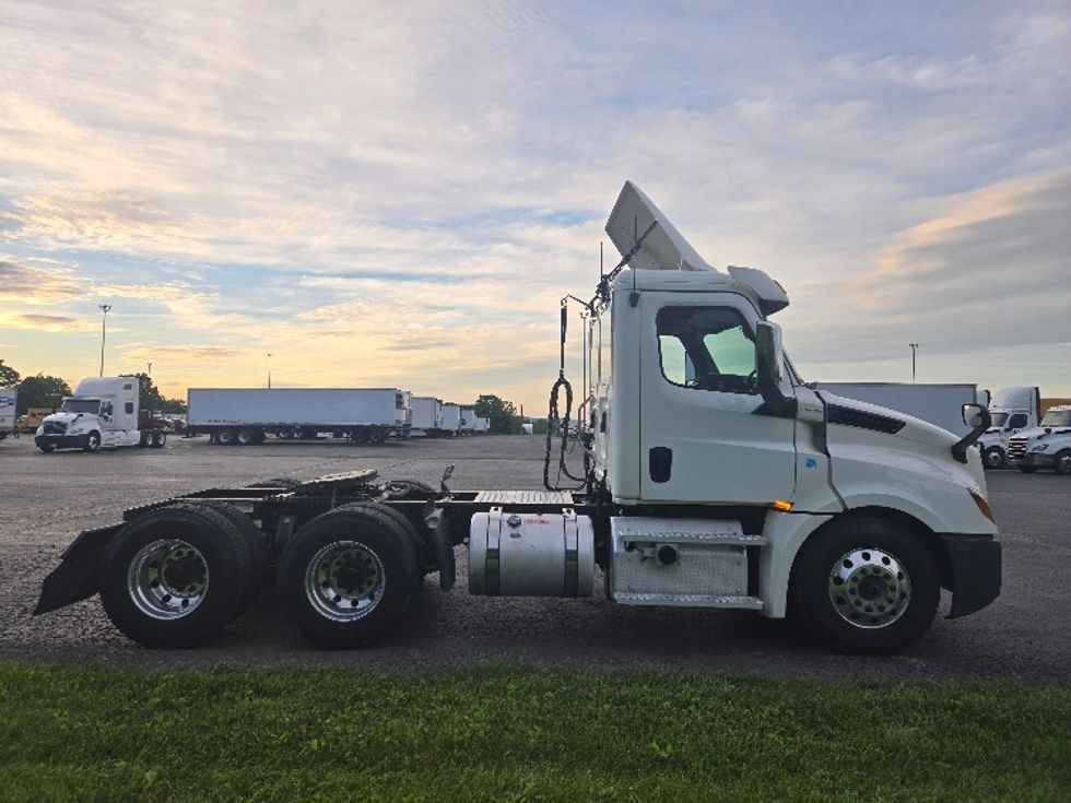 Day Cab Tractor-Heavy Duty Tractors-Freightliner-2020-T12664ST-White Deer-PA-739,174\n\t\tmiles-$ 28,750 - Image 8