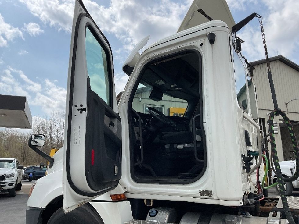 Day Cab Tractor-Heavy Duty Tractors-Freightliner-2020-T12664ST-Whitesboro-NY-241,366\n\t\tmiles-$ 59,250 - Image 10