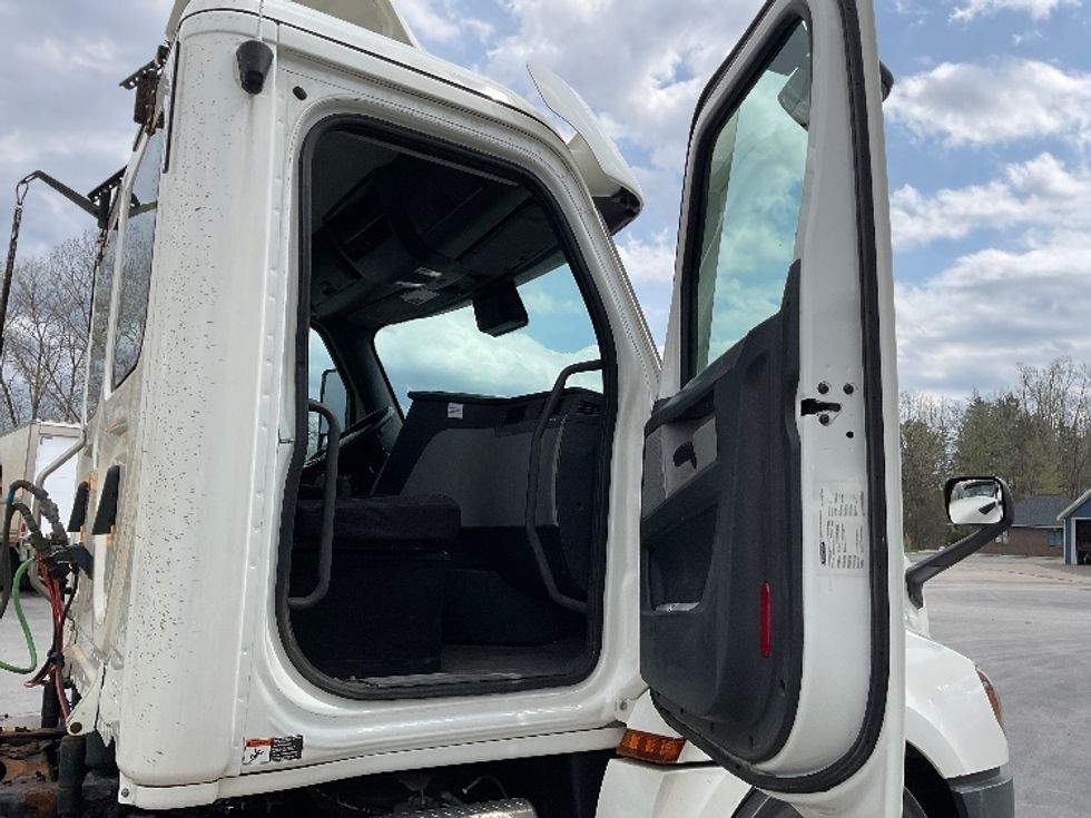 Day Cab Tractor-Heavy Duty Tractors-Freightliner-2020-T12664ST-Whitesboro-NY-241,366\n\t\tmiles-$ 59,250 - Image 18