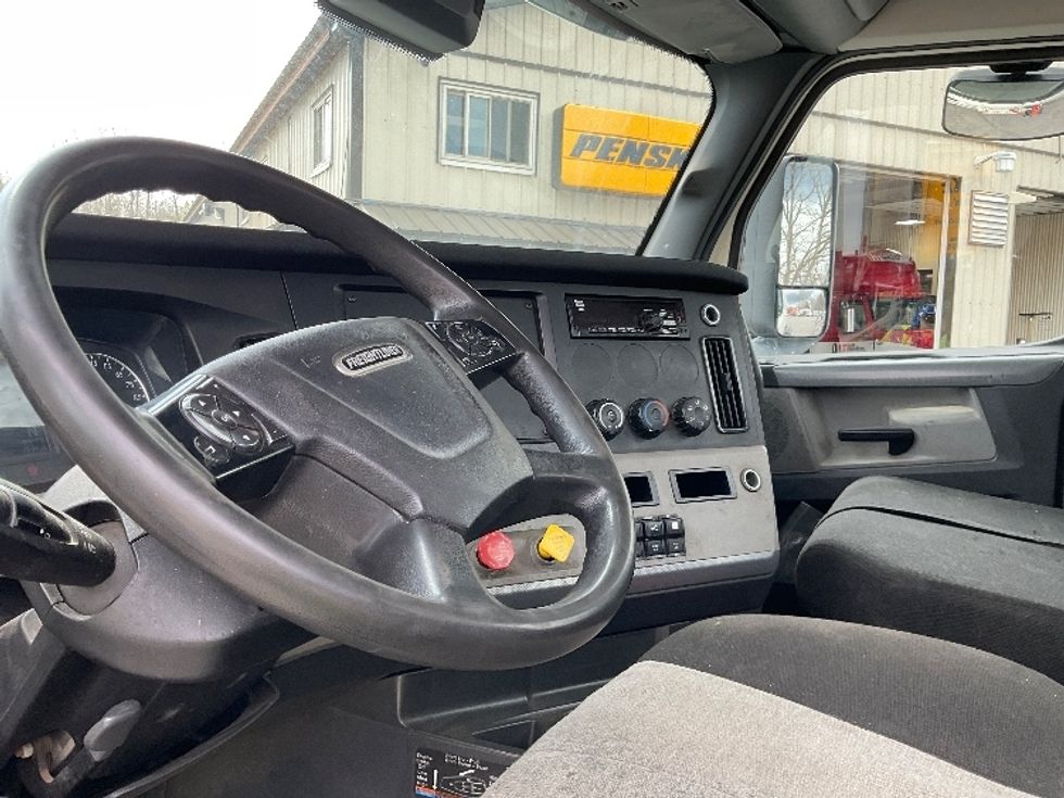 Day Cab Tractor-Heavy Duty Tractors-Freightliner-2020-T12664ST-Whitesboro-NY-241,366\n\t\tmiles-$ 59,250 - Image 6