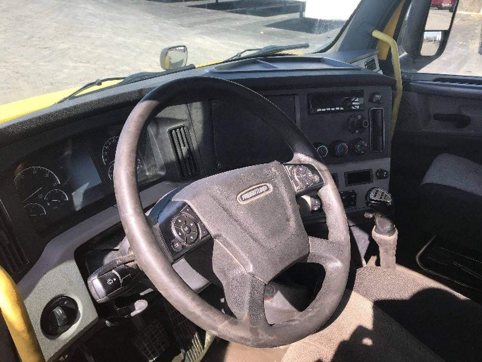 Day Cab Tractor-Heavy Duty Tractors-Freightliner-2020-T12664ST-Whitesboro-NY-461,442\n\t\tmiles-$ 34,000 - Image 10