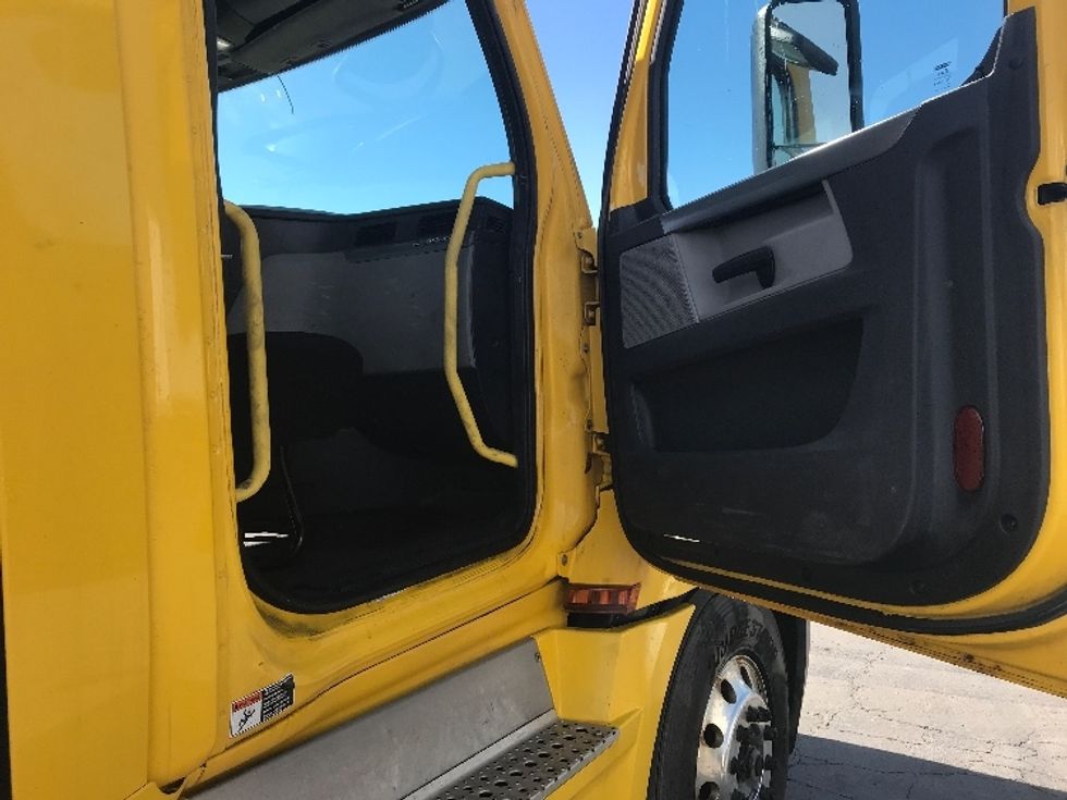 Day Cab Tractor-Heavy Duty Tractors-Freightliner-2020-T12664ST-Whitesboro-NY-461,442\n\t\tmiles-$ 34,000 - Image 12