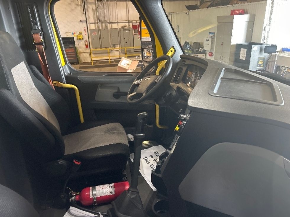 Day Cab Tractor-Heavy Duty Tractors-Freightliner-2020-T12664ST-Whitesboro-NY-461,442\n\t\tmiles-$ 34,000 - Image 14