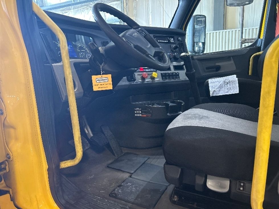 Day Cab Tractor-Heavy Duty Tractors-Freightliner-2020-T12664ST-Whitesboro-NY-461,442\n\t\tmiles-$ 34,000 - Image 9