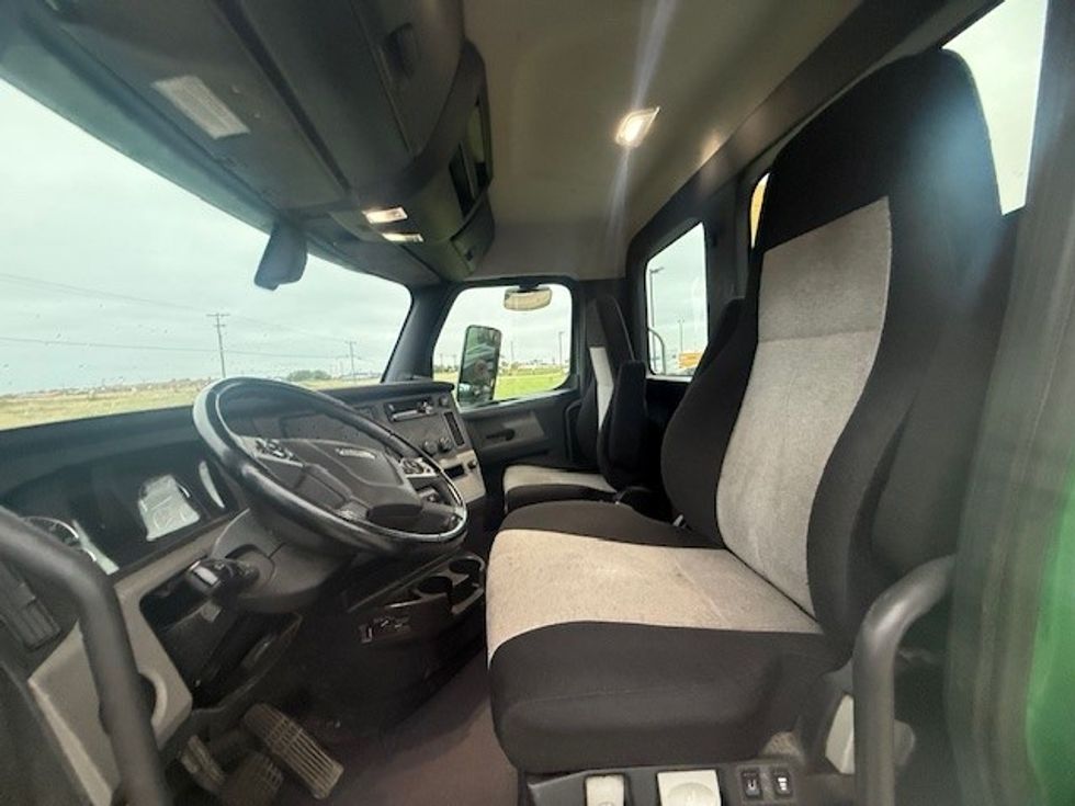 Day Cab Tractor-Heavy Duty Tractors-Freightliner-2020-T12664ST-Wichita-KS-278,353\n\t\tmiles-$ 59,250 - Image 10