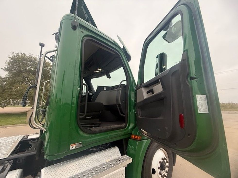 Day Cab Tractor-Heavy Duty Tractors-Freightliner-2020-T12664ST-Wichita-KS-278,353\n\t\tmiles-$ 59,250 - Image 12