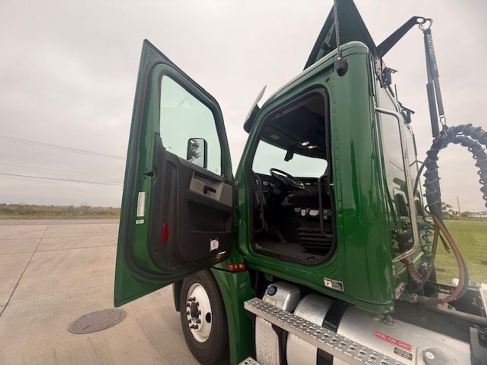 Day Cab Tractor-Heavy Duty Tractors-Freightliner-2020-T12664ST-Wichita-KS-278,353\n\t\tmiles-$ 59,250 - Image 9