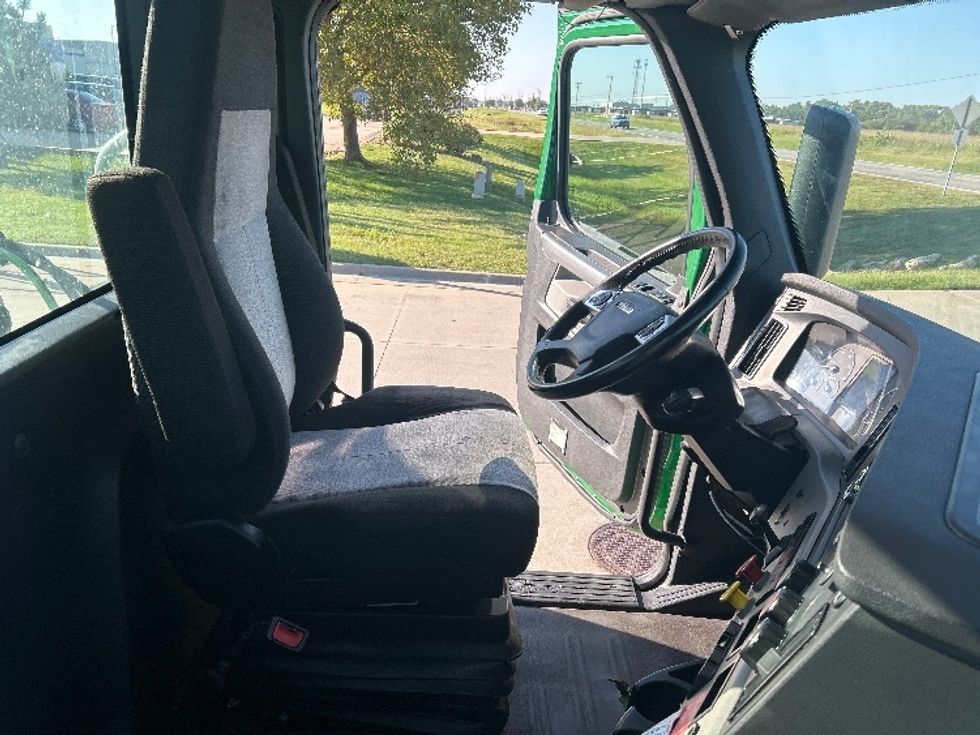 Day Cab Tractor-Heavy Duty Tractors-Freightliner-2020-T12664ST-Wichita-KS-281,273\n\t\tmiles-$ 60,500 - Image 14