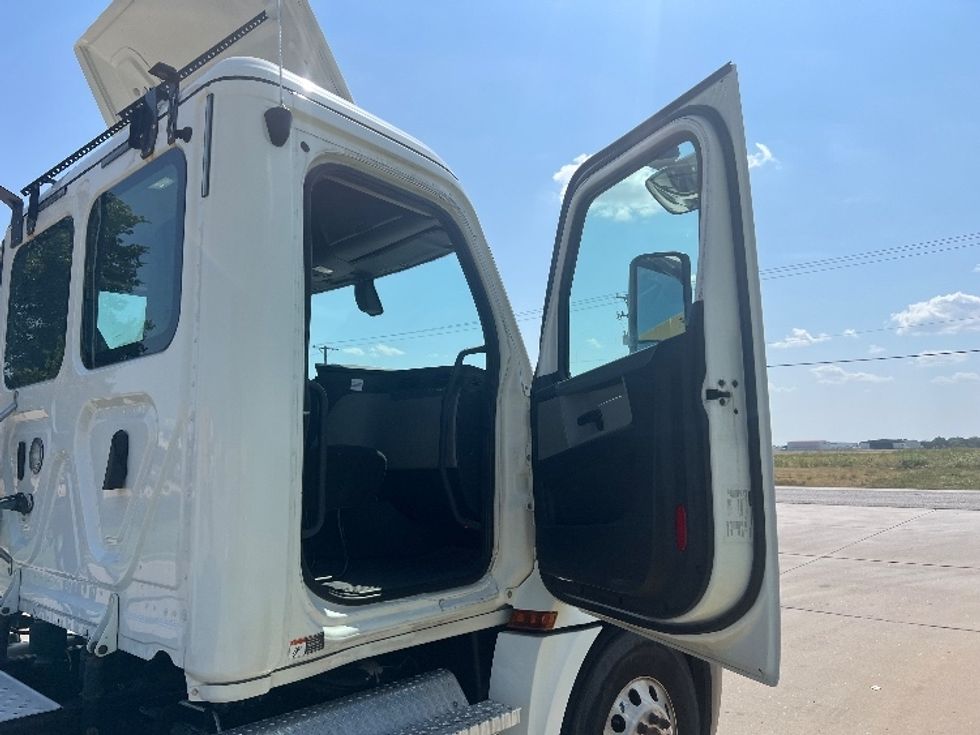 Day Cab Tractor-Heavy Duty Tractors-Freightliner-2020-T12664ST-Wichita-KS-402,646\n\t\tmiles-$ 71,250 - Image 12
