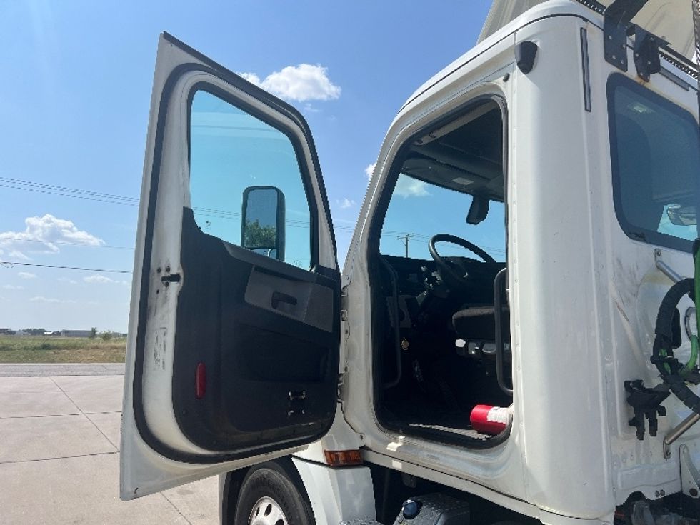 Day Cab Tractor-Heavy Duty Tractors-Freightliner-2020-T12664ST-Wichita-KS-402,646\n\t\tmiles-$ 71,250 - Image 9
