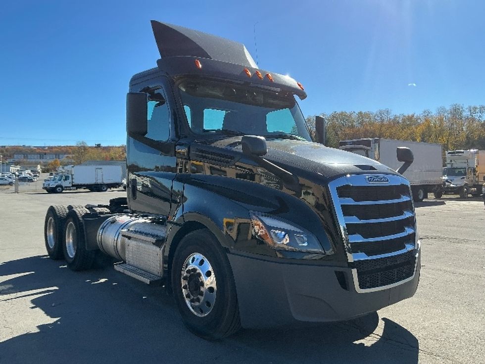 Day Cab Tractor-Heavy Duty Tractors-Freightliner-2020-T12664ST-Wilkes Barre-PA-139,380\n\t\tmiles-$ 61,250 - Image 1