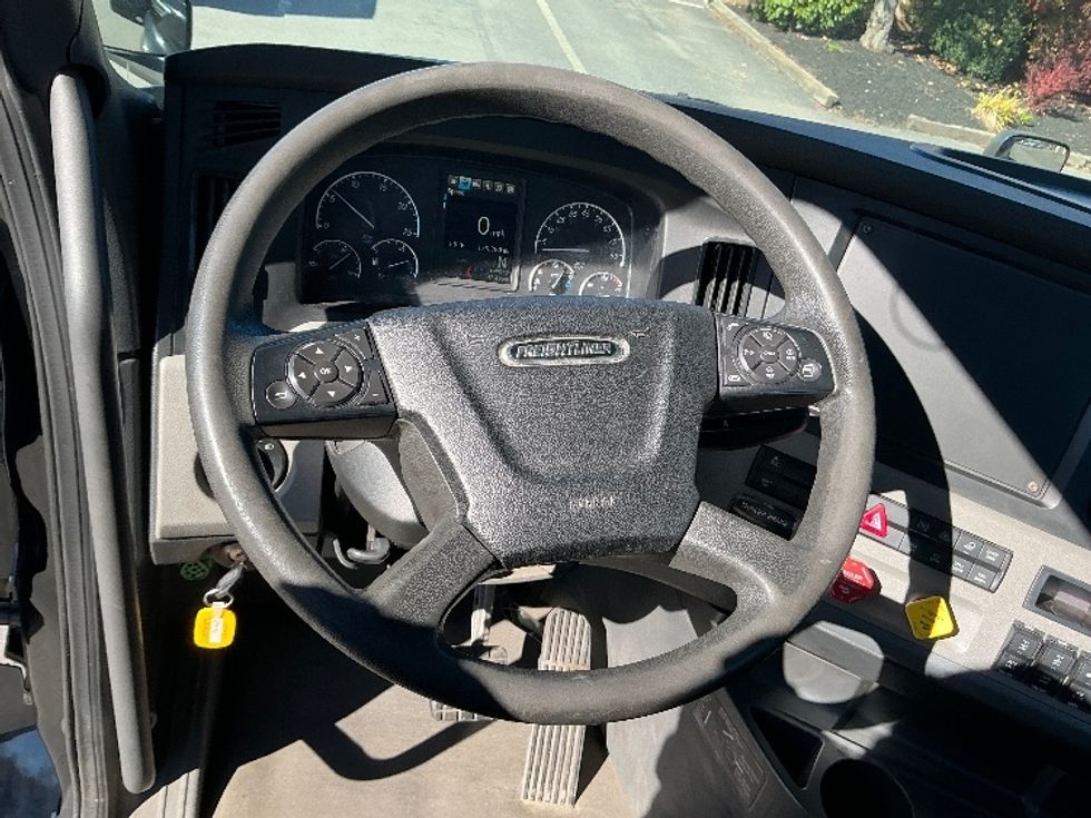 Day Cab Tractor-Heavy Duty Tractors-Freightliner-2020-T12664ST-Wilkes Barre-PA-139,380\n\t\tmiles-$ 61,250 - Image 11