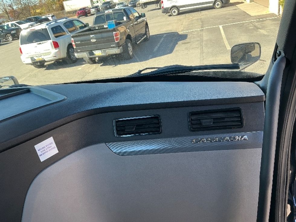 Day Cab Tractor-Heavy Duty Tractors-Freightliner-2020-T12664ST-Wilkes Barre-PA-139,380\n\t\tmiles-$ 61,250 - Image 13