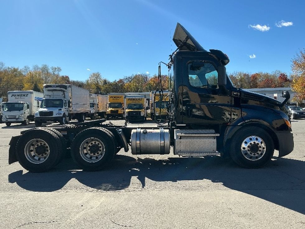 Day Cab Tractor-Heavy Duty Tractors-Freightliner-2020-T12664ST-Wilkes Barre-PA-139,380\n\t\tmiles-$ 61,250 - Image 8