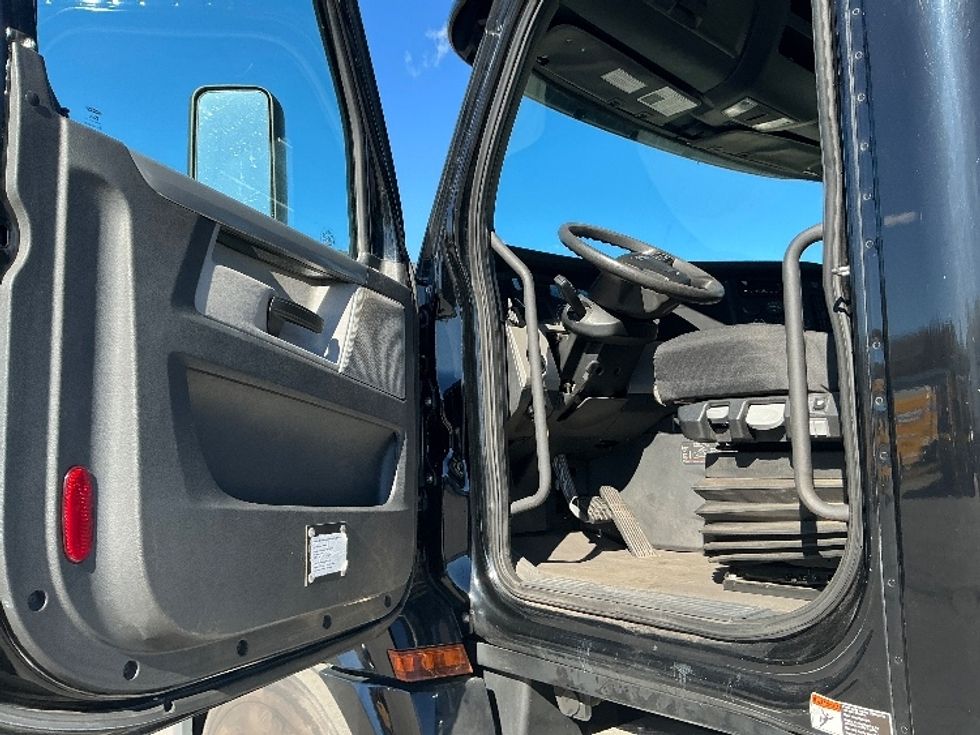 Day Cab Tractor-Heavy Duty Tractors-Freightliner-2020-T12664ST-Wilkes Barre-PA-139,380\n\t\tmiles-$ 61,250 - Image 9