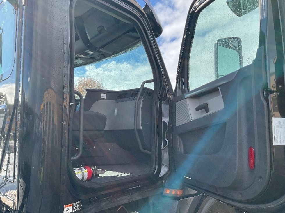 Day Cab Tractor-Heavy Duty Tractors-Freightliner-2020-T12664ST-Wilkes Barre-PA-223,501\n\t\tmiles-$ 56,750 - Image 12