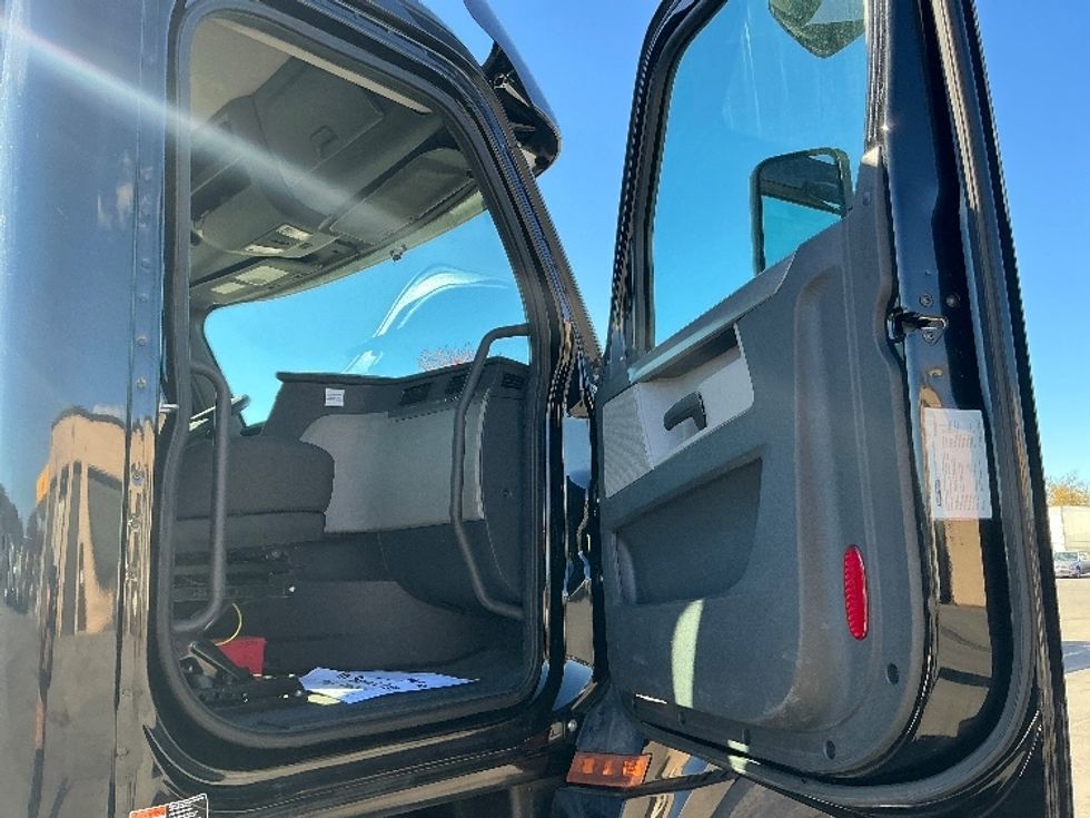 Day Cab Tractor-Heavy Duty Tractors-Freightliner-2020-T12664ST-Wilkes Barre-PA-242,283\n\t\tmiles-$ 55,250 - Image 12