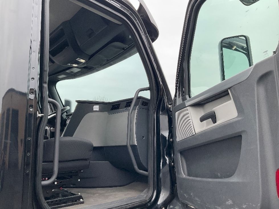 Day Cab Tractor-Heavy Duty Tractors-Freightliner-2020-T12664ST-Wilkes Barre-PA-353,502\n\t\tmiles-$ 49,750 - Image 12