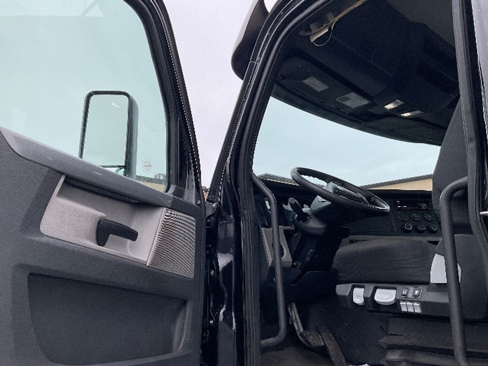 Day Cab Tractor-Heavy Duty Tractors-Freightliner-2020-T12664ST-Wilkes Barre-PA-363,271\n\t\tmiles-$ 48,500 - Image 9