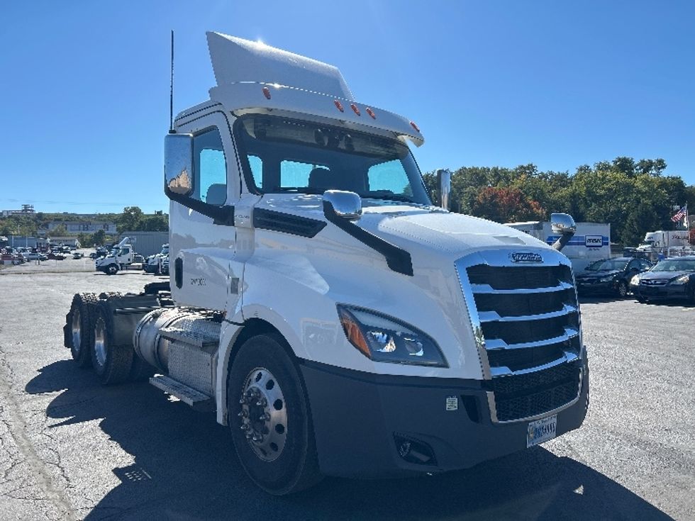 Day Cab Tractor-Heavy Duty Tractors-Freightliner-2020-T12664ST-Wilkes Barre-PA-377,724\n\t\tmiles-$ 52,000 - Image 1