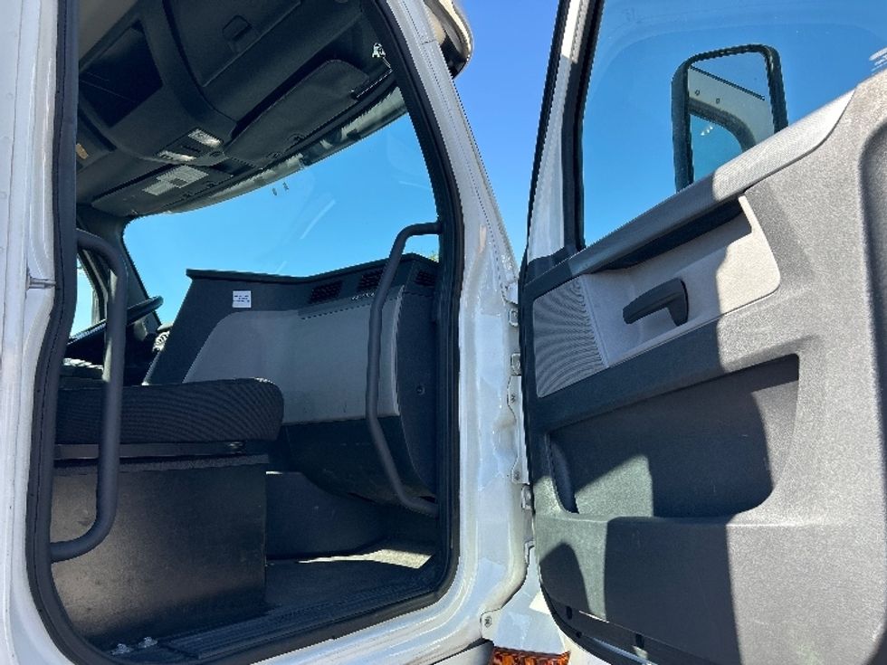 Day Cab Tractor-Heavy Duty Tractors-Freightliner-2020-T12664ST-Wilkes Barre-PA-377,724\n\t\tmiles-$ 52,000 - Image 12