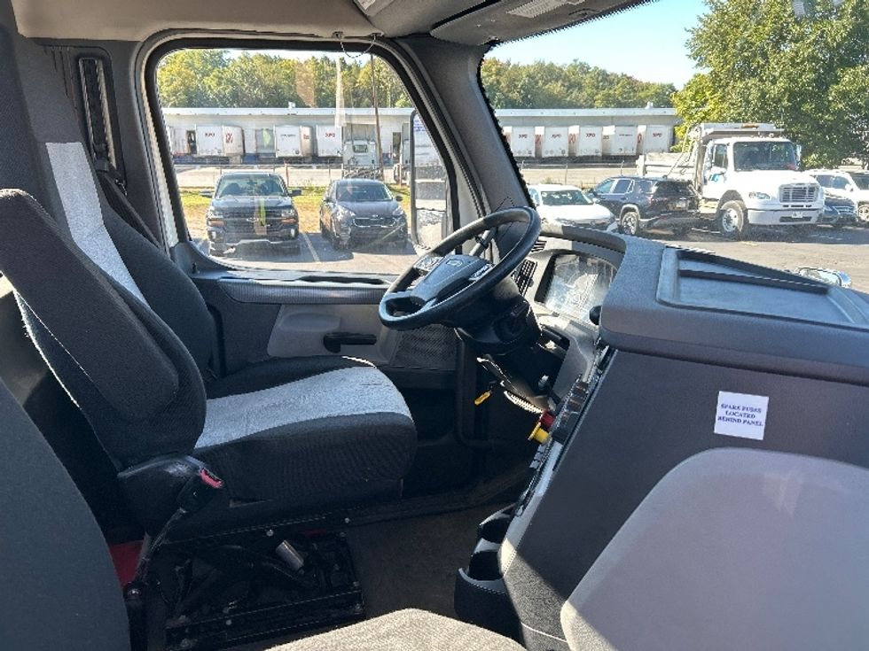 Day Cab Tractor-Heavy Duty Tractors-Freightliner-2020-T12664ST-Wilkes Barre-PA-377,724\n\t\tmiles-$ 52,000 - Image 14