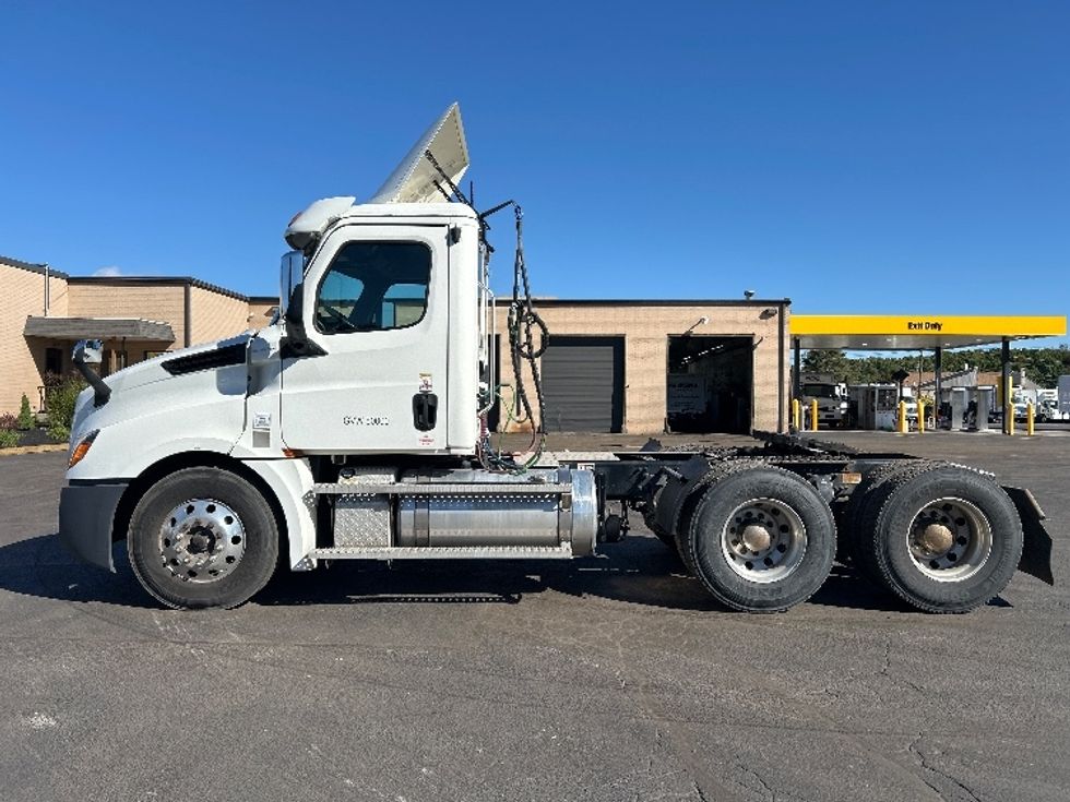 Day Cab Tractor-Heavy Duty Tractors-Freightliner-2020-T12664ST-Wilkes Barre-PA-377,724\n\t\tmiles-$ 52,000 - Image 4