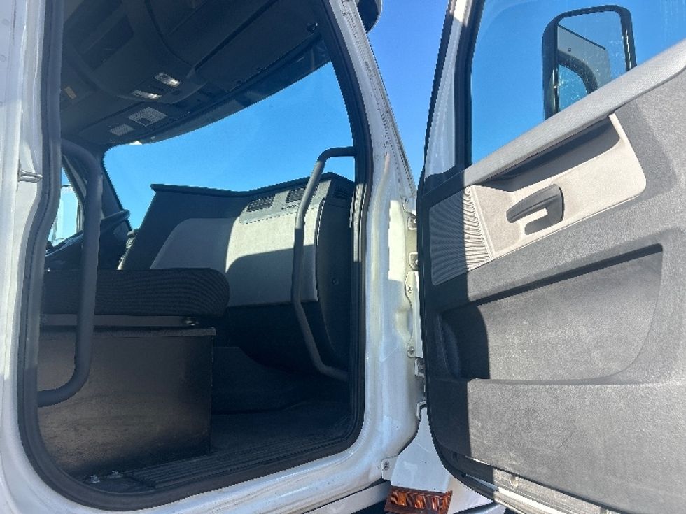 Day Cab Tractor-Heavy Duty Tractors-Freightliner-2020-T12664ST-Wilkes Barre-PA-419,605\n\t\tmiles-$ 50,000 - Image 12