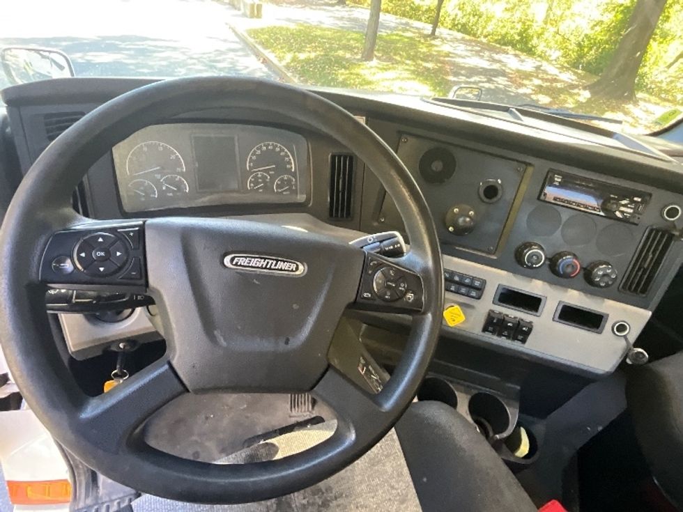 Day Cab Tractor-Heavy Duty Tractors-Freightliner-2020-T12664ST-Wilkes Barre-PA-422,584\n\t\tmiles-$ 49,750 - Image 11