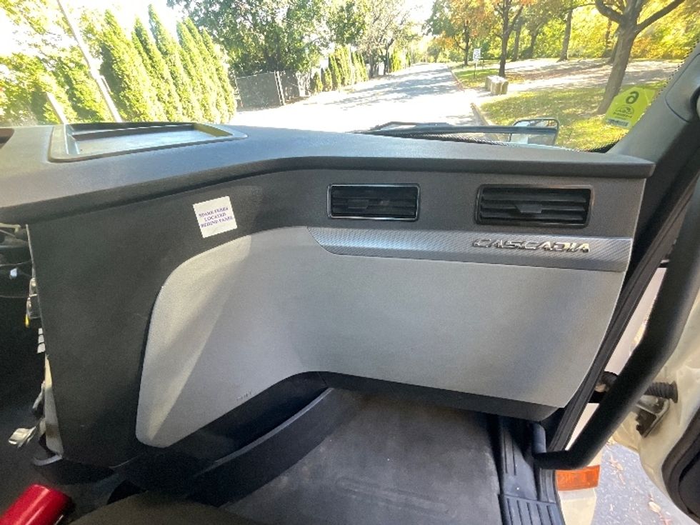 Day Cab Tractor-Heavy Duty Tractors-Freightliner-2020-T12664ST-Wilkes Barre-PA-422,584\n\t\tmiles-$ 49,750 - Image 13