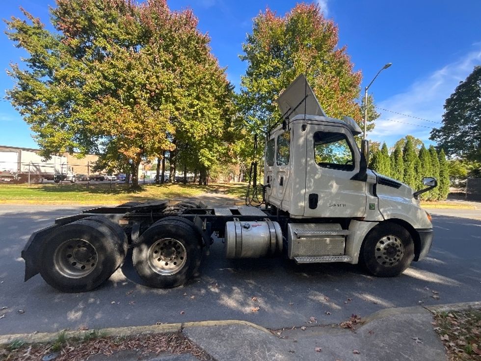 Day Cab Tractor-Heavy Duty Tractors-Freightliner-2020-T12664ST-Wilkes Barre-PA-422,584\n\t\tmiles-$ 49,750 - Image 8