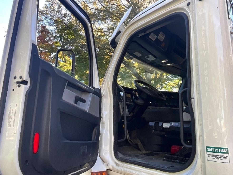 Day Cab Tractor-Heavy Duty Tractors-Freightliner-2020-T12664ST-Wilkes Barre-PA-422,584\n\t\tmiles-$ 49,750 - Image 9