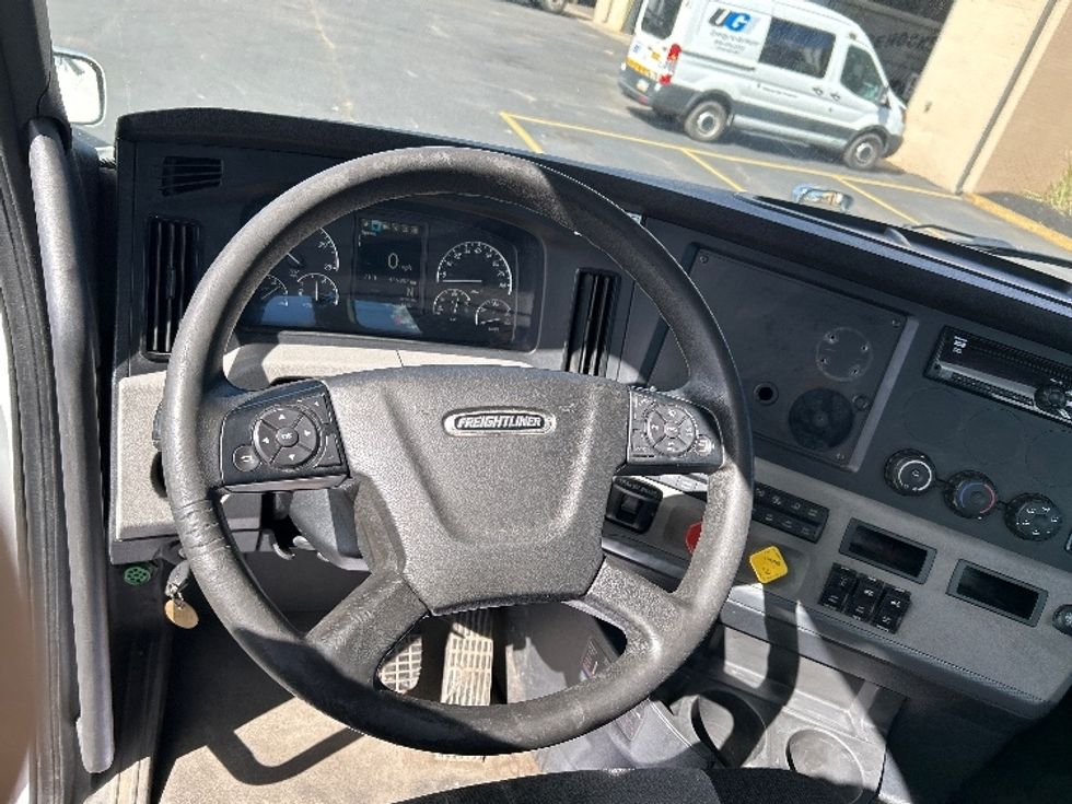 Day Cab Tractor-Heavy Duty Tractors-Freightliner-2020-T12664ST-Wilkes Barre-PA-426,853\n\t\tmiles-$ 49,500 - Image 11