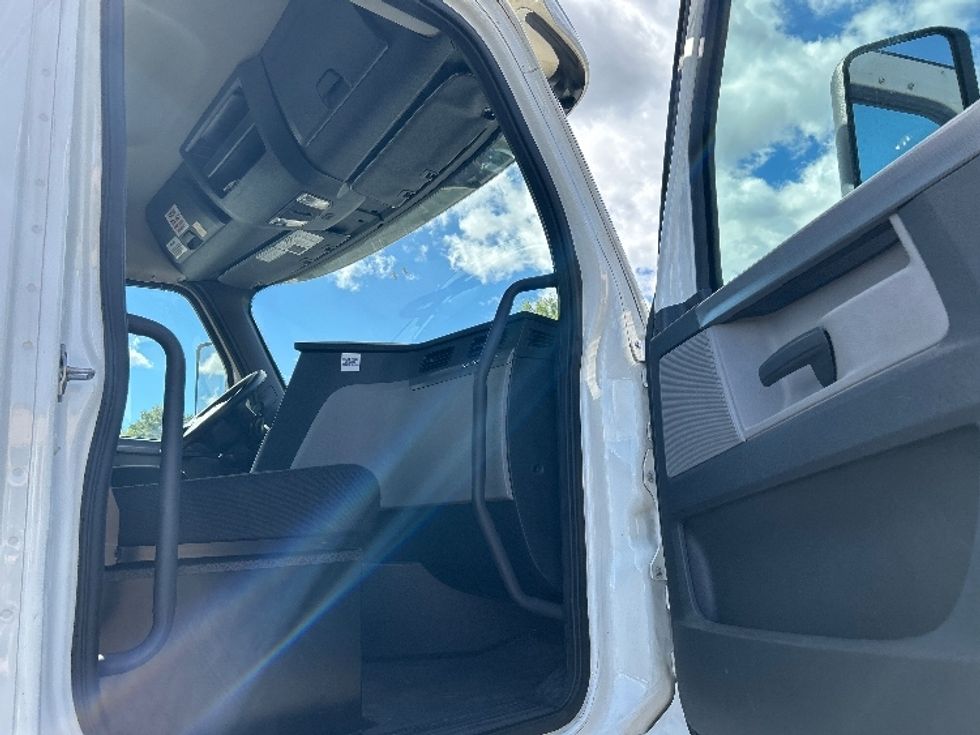 Day Cab Tractor-Heavy Duty Tractors-Freightliner-2020-T12664ST-Wilkes Barre-PA-426,853\n\t\tmiles-$ 49,500 - Image 12