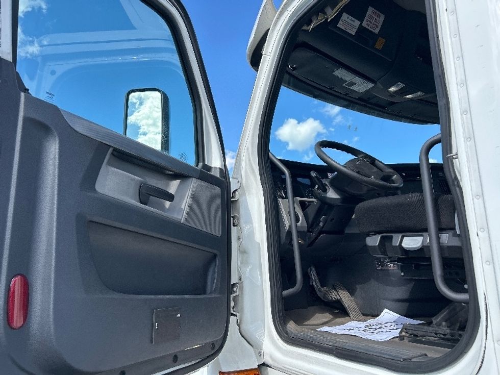 Day Cab Tractor-Heavy Duty Tractors-Freightliner-2020-T12664ST-Wilkes Barre-PA-426,853\n\t\tmiles-$ 49,500 - Image 9