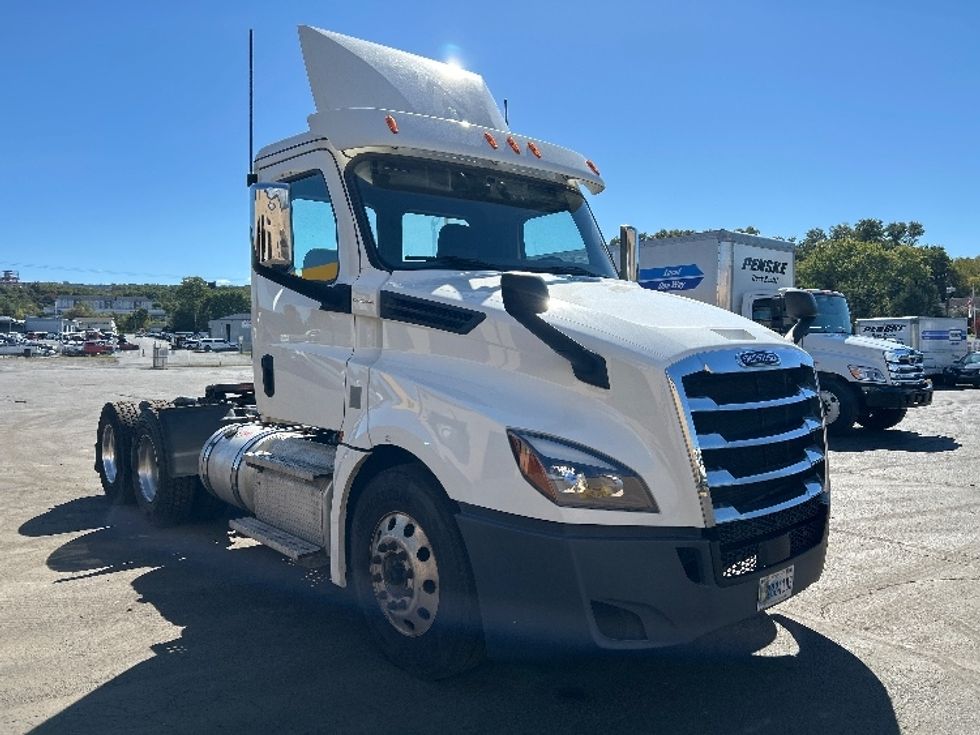 Day Cab Tractor-Heavy Duty Tractors-Freightliner-2020-T12664ST-Wilkes Barre-PA-431,957\n\t\tmiles-$ 49,250 - Image 1