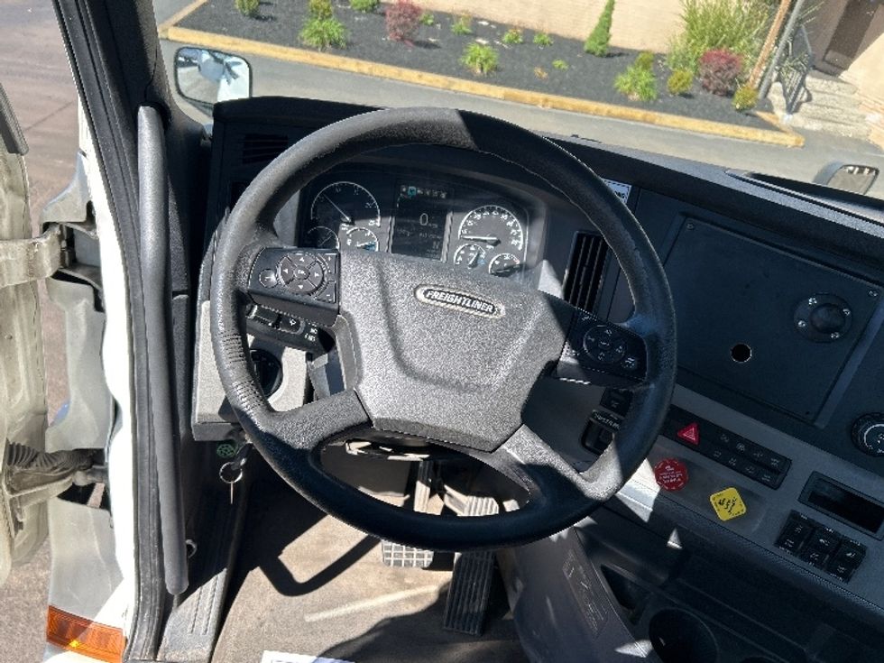 Day Cab Tractor-Heavy Duty Tractors-Freightliner-2020-T12664ST-Wilkes Barre-PA-431,957\n\t\tmiles-$ 49,250 - Image 11