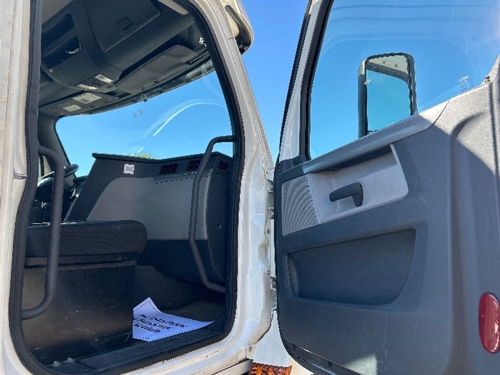 Day Cab Tractor-Heavy Duty Tractors-Freightliner-2020-T12664ST-Wilkes Barre-PA-431,957\n\t\tmiles-$ 49,250 - Image 12