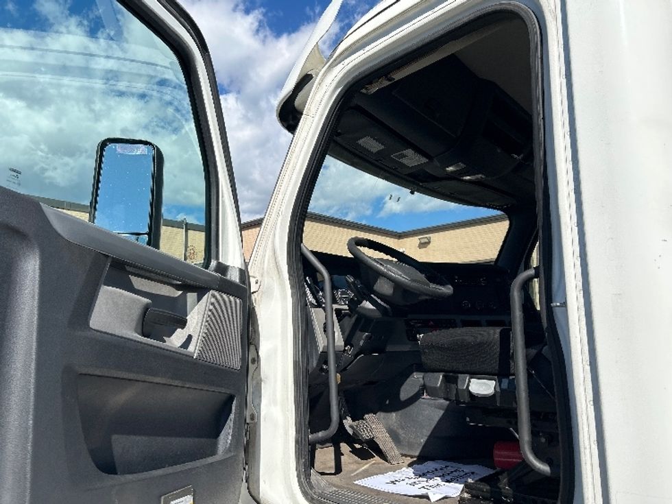 Day Cab Tractor-Heavy Duty Tractors-Freightliner-2020-T12664ST-Wilkes Barre-PA-431,957\n\t\tmiles-$ 49,250 - Image 9